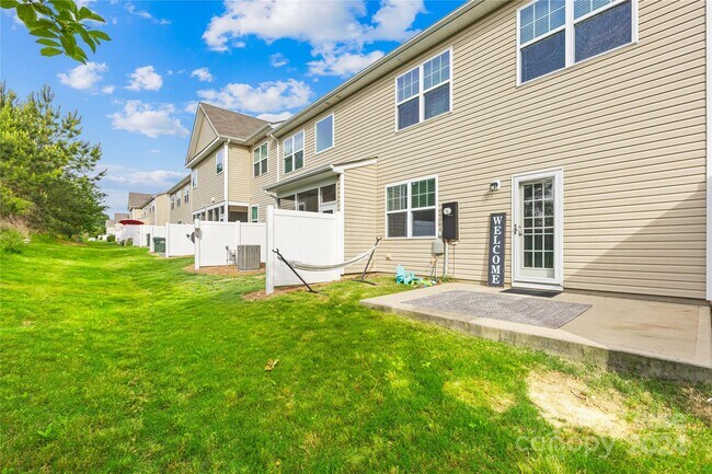 Building Photo - 3233 Yarmouth Ln
