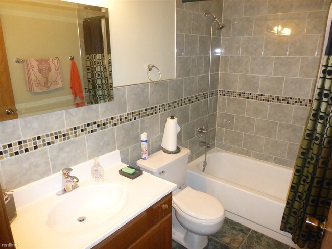 Building Photo - 441 Le Parc Cir