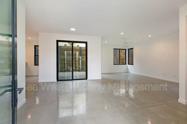 Building Photo - 161 Avocado St