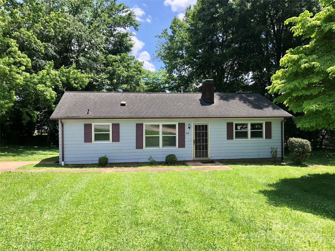 Foto principal - 810 S Laurel St