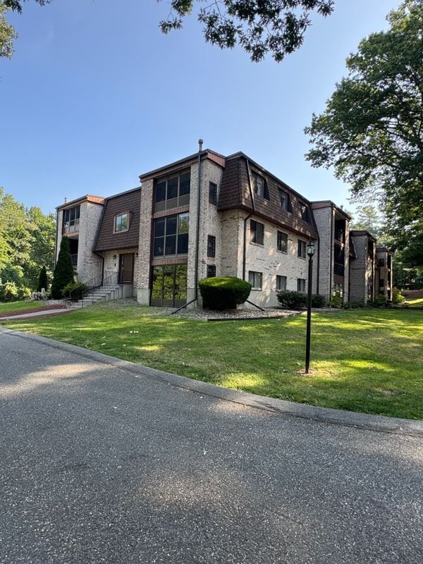 Building Photo - 6 Greenbriar Dr