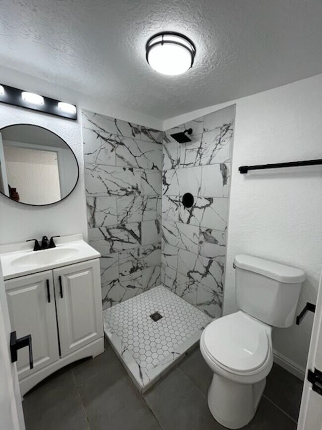 Foto del edificio - Brand New Updated studio home is a must se...