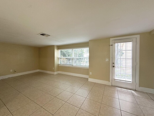 Building Photo - Updated 3 bedroom 2 bath with 1 car garage