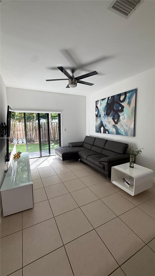 Foto del edificio - 8917 NW 102nd Ct