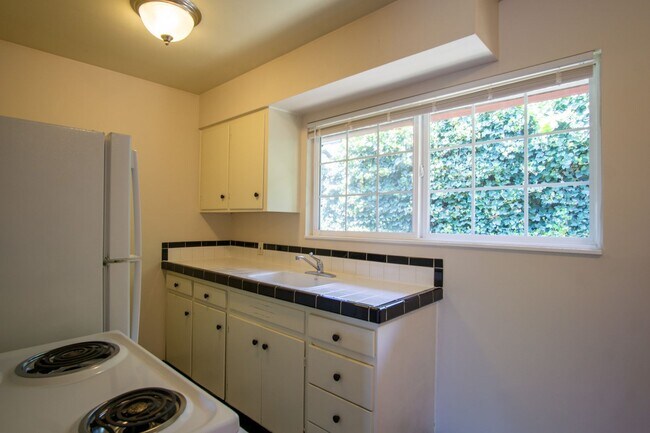Foto del edificio - John's Landing 2Bdr in Garden Setting W Garage Ready Early September!