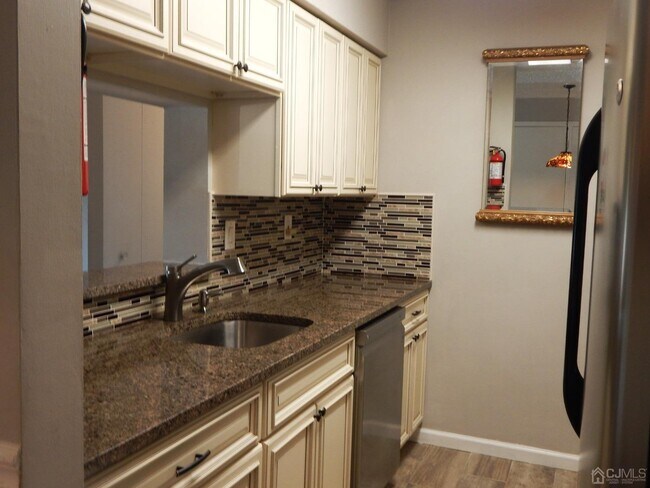 Foto del edificio - 2401 Ravens Crest Dr