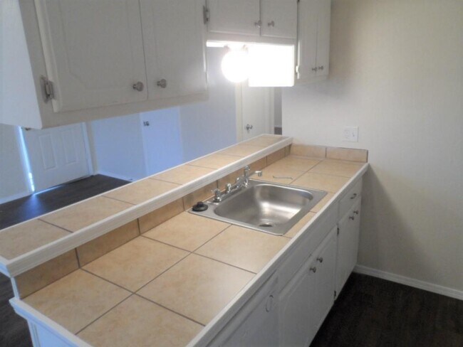 Foto del edificio - 1331 Glen Oaks Ct
