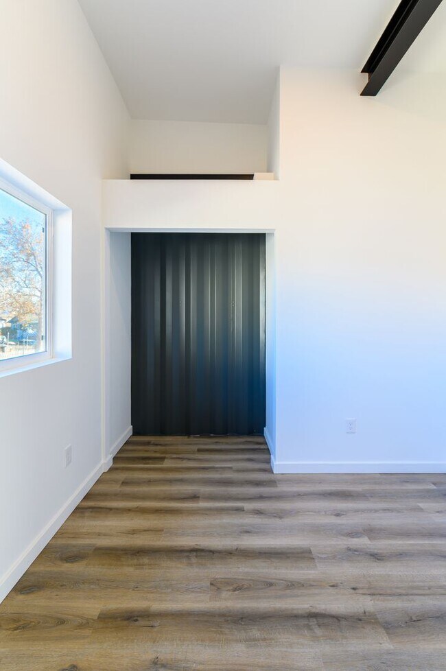 Building Photo - 451 Holcomb Ave