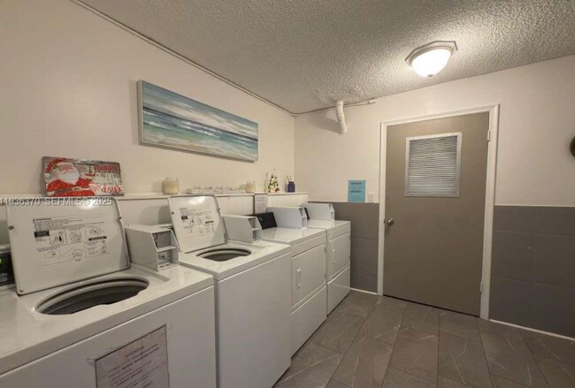 Foto del edificio - 9001 Jacaranda Ln