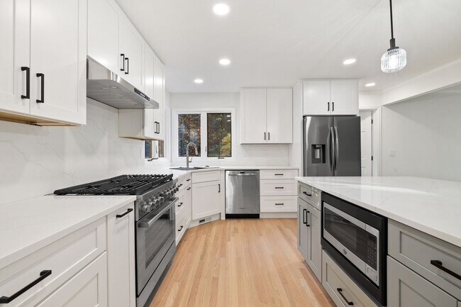 Foto del edificio - CLICK "REQUEST A TOUR" NOW!