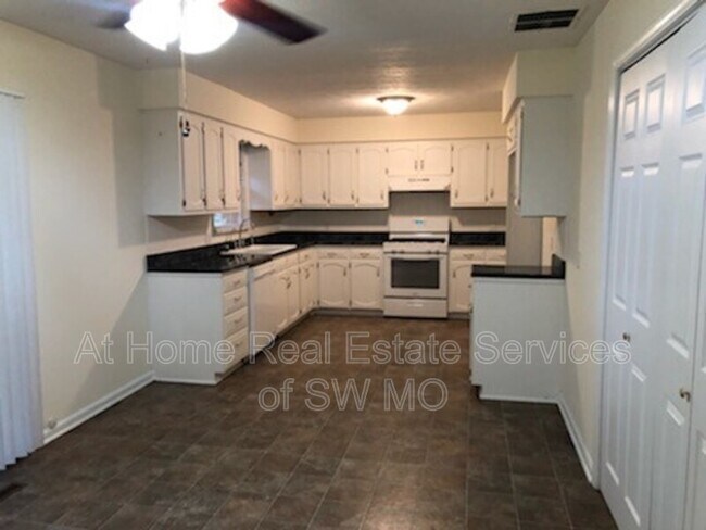 Foto del edificio - 2437 S Virginia Ave