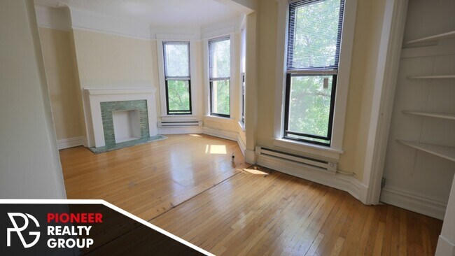 Building Photo - Large 2 bed with eat in kitchen