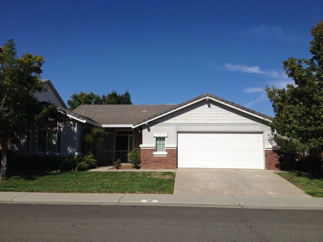 Building Photo - Spacious home in Lincoln