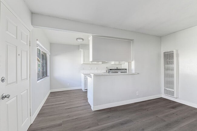 Building Photo - 811 Gardenia Ave