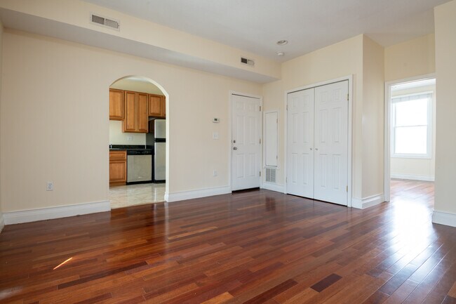 Building Photo - Charming 1 Bed/1 Bath in Mount Pleasant. P...