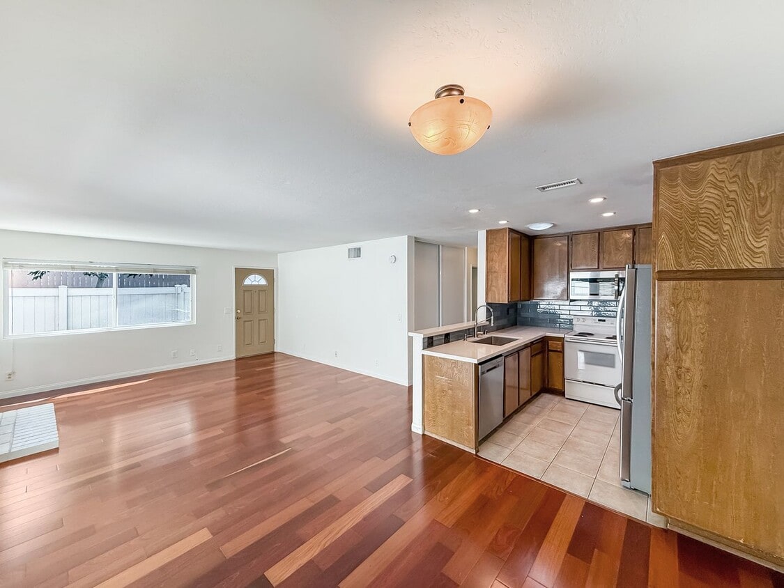 Primary Photo - Nice 2B/2BA w/ Private Patio, A/C, Washer/...