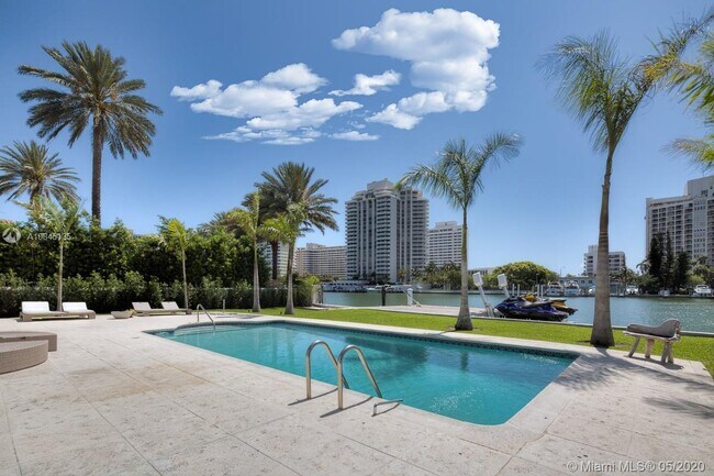 Foto del edificio - 5529 Pine Tree Dr