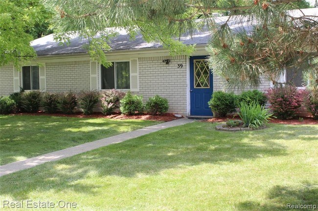 Building Photo - 37 /39 Maplecrest Dr