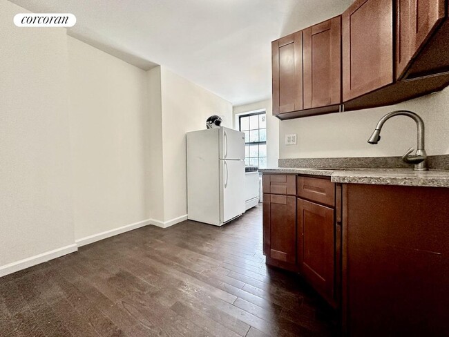 Building Photo - 155 Chrystie St