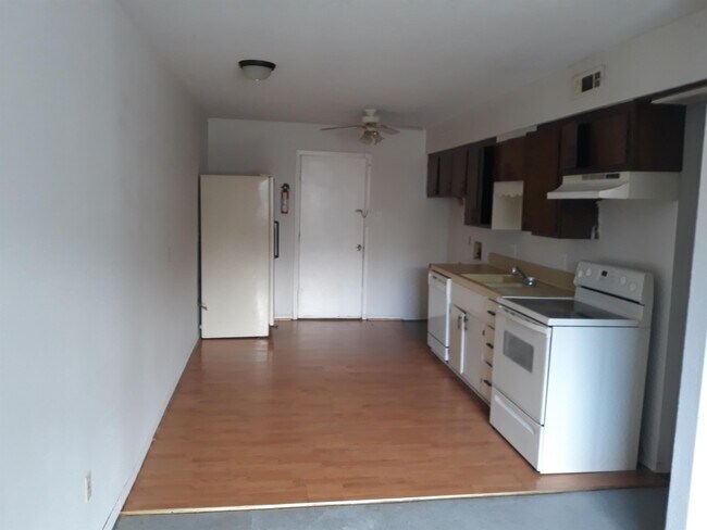 Building Photo - 610 E Poplar St