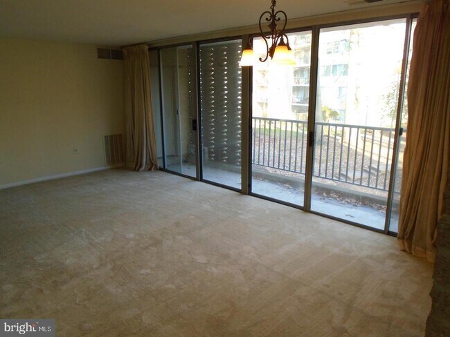 Foto del edificio - 4415 Briarwood Ct N