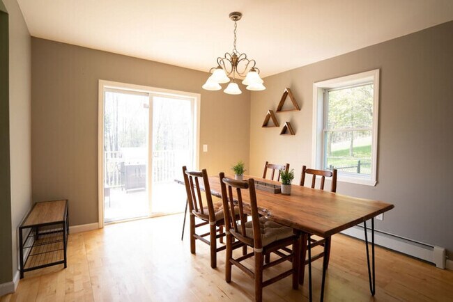 Building Photo - 3 BR House: 10 min to Smugglers' Notch w/ ...
