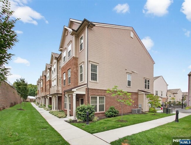 Building Photo - 69 Arnold Dr