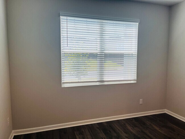 Foto del edificio - WOW! This 5 bedroom, 3 full bathroom home ...