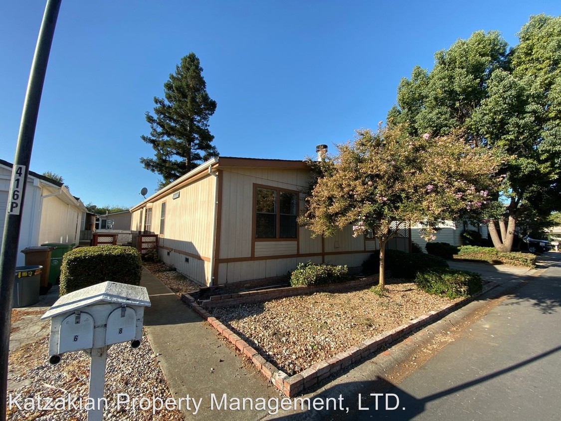 Primary Photo - 3 br, 2.5 bath House - 8 Robin Court