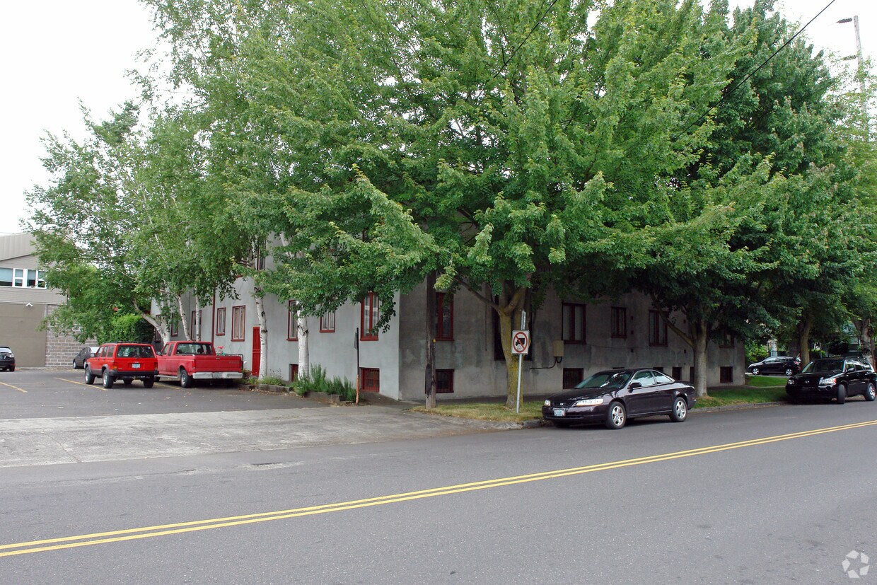 Building Photo - 2332 NE Schuyler St