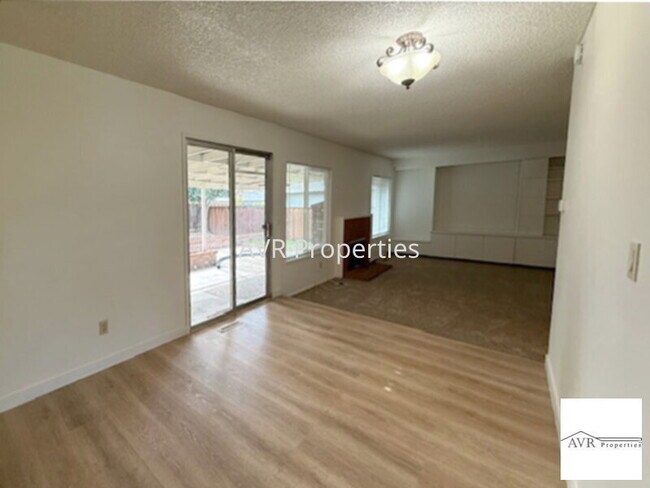 Foto del edificio - Now with central AC; Great single family h...