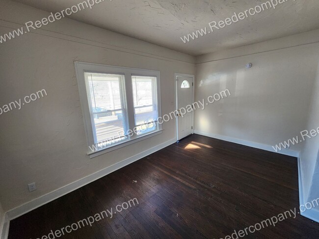 Foto del edificio - 2 bedroom 1 bath for rent. Located right a...