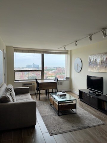 Foto del edificio - 1355 N Sandburg Terrace