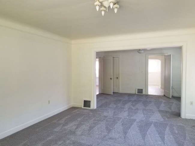 Building Photo - N. 25th Ave 2 bedroom Craftsman w/basement