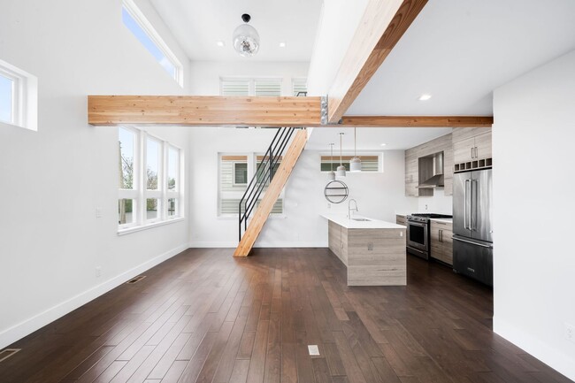 Foto del edificio - Chic 2BD, 2.5BA Sunnyside Townhome With Bo...