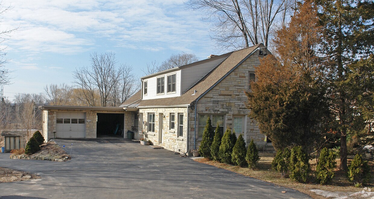 Building Photo - 21855 W Greenfield Ave