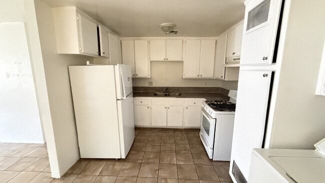 Building Photo - Spacious 3 Bed / 1 Bath Apartment with Open Layout & In-Unit Laundry