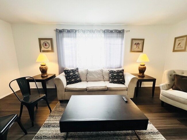Building Photo - 5 Bedroom 2 full Bathroom Single Family Ho...