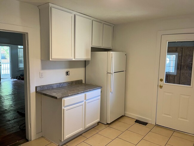 Building Photo - Large 3 bedroom home with a den!