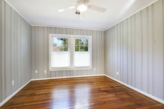 Building Photo - 215 Avenue of Oaks St