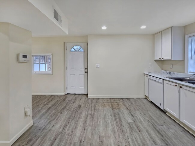 Building Photo - Updated 2-Bedroom, 1-Bath Lower-Level Dupl...