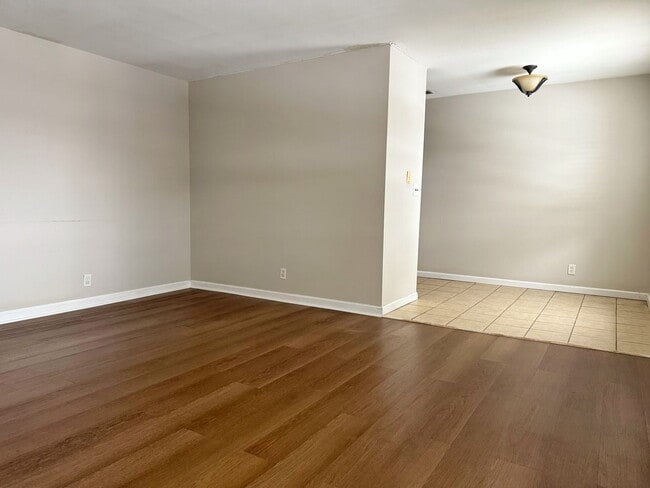 Foto del edificio - 700 Village Ln