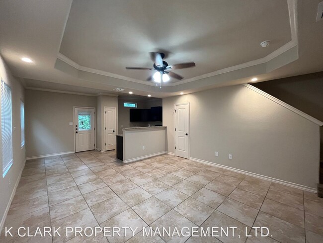 Building Photo - 3 br, 2.5 bath House - 6950 LAKEVIEW DR #101
