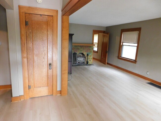 Foto del edificio - 2-bedroom, 1-bathroom Apartment w/ Basemen...