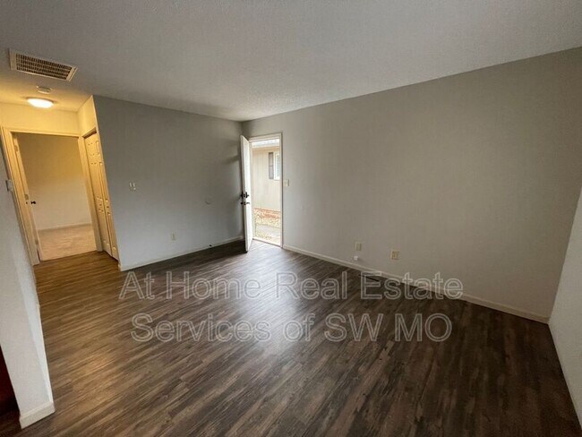 Building Photo - 2118 N Jefferson Ave