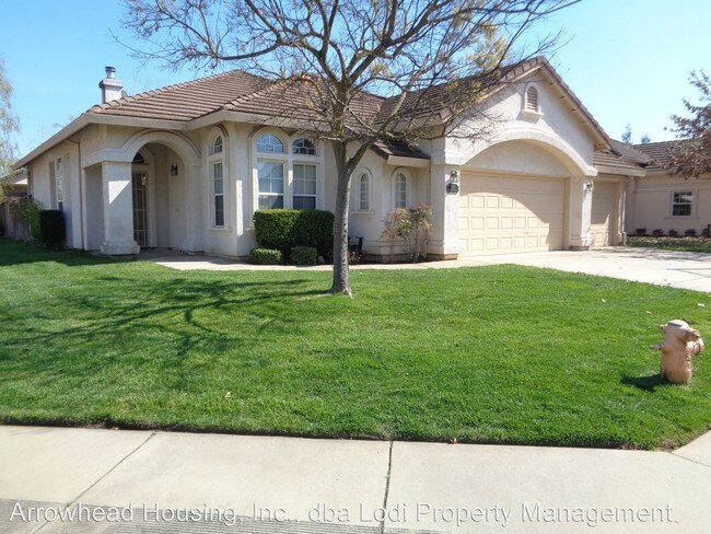 Building Photo - 722 Evergreen Dr