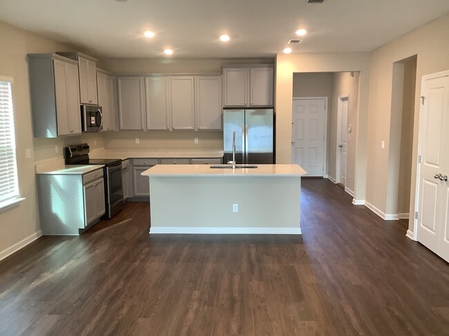 Foto del edificio - 300 Anastasia Park Rd