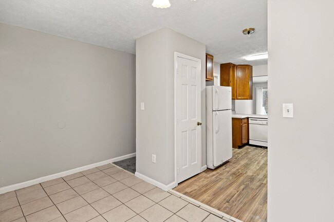 Building Photo - Riverdale  2 bedrooms and 2 baths - One Le...