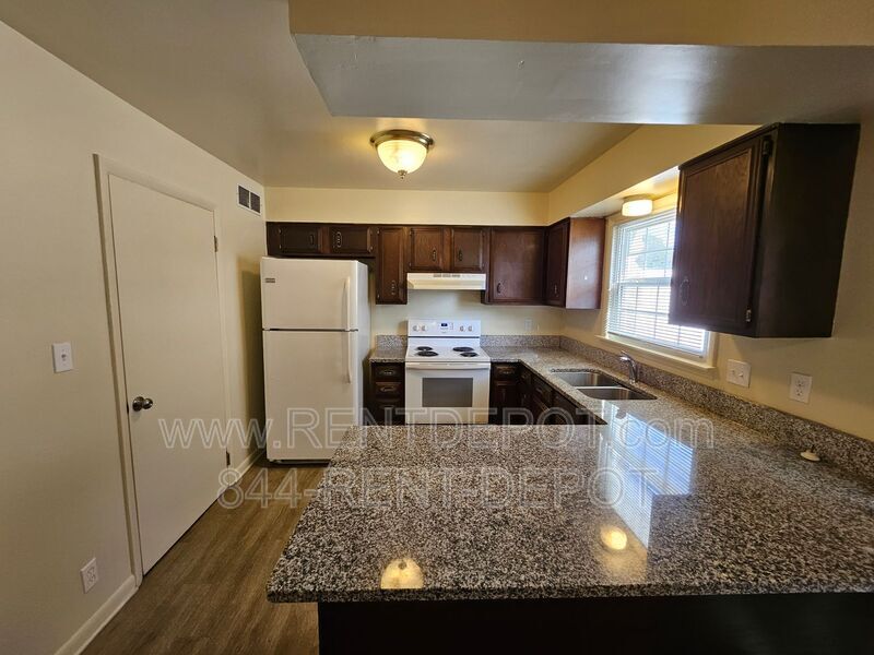 Foto principal - 7101 Pinehurst Dr