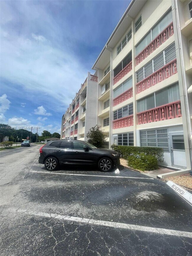 Building Photo - 215 SE 3rd Ave